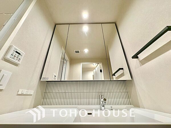 【WASHROOM】◆快適◆煌びやかな暮らしの中にも忘れたくない快適さ。大きな収納が助けてくれます。