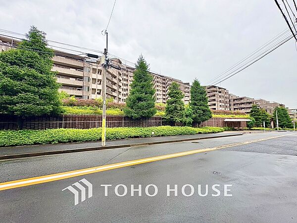 窓をあけると通り抜ける風。清々しく心地よいそよ風が、この空間を涼やかに。風通しの良さは人にとっても家にとっても健康的で気持ちいいもの。