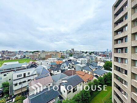 見上げれば高い空。手を伸ばせば吸い込まれそうな突き抜ける空間。空が高いと気持ちも高揚する。しばらく忘れていた、空を楽しむ生活を始めませんか。