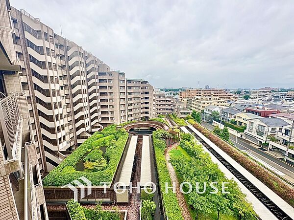 自然光のありがたさ。柔らかい光に包まれて、ゆったりと読書などはいかがでしょうか？街のざわめき、夜の静寂。至福の時