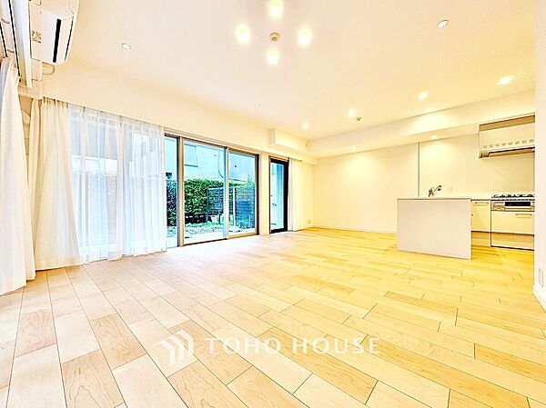 【リビング】冷涼な風、そよぐリビング。だんらんの場所はここから始まり、ここで終わる。家族の笑顔が集う素敵な場所だから、こだわり抜いた思いが詰まっているのだと思う。