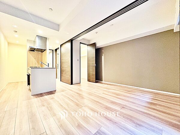 ◆木漏れ日◆の様な採光が優しく足元を照らし、心地いい暮らしの道しるべを写し出す。この空間で過ごす家族との語らいの時間がとても素敵で幸せを感じるかもしれない。