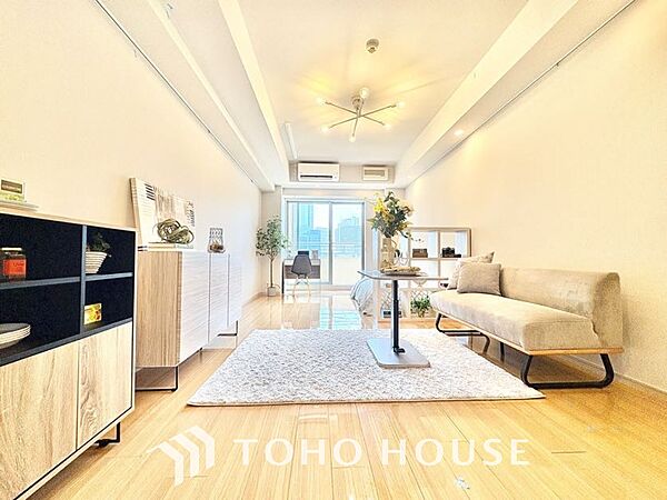 【living】居心地のいい暮らしには欠かせない眩い採光。ゆったりとした幅の窓からこの空間に降り注ぐ採光が絶えない。明るいリビングこそ居心地のいい暮らしが待っているのだと思う。
