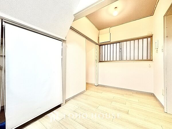 【木漏れ日】の様な採光が優しく足元を照らし、心地いい暮らしの道しるべを写し出す。この空間で過ごす家族との語らいの時間がとても素敵で幸せを感じるかもしれない。