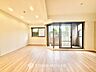 リビング/ダイニング：【Green orchestra】◆緑の匂いに誘われて◆目を閉じれば深緑の香り。五感を研ぎ澄まし、日々の疲れを心から癒してくれる。深呼吸するほどに爽やかな薫りたち込める新緑にそと微笑む私達。