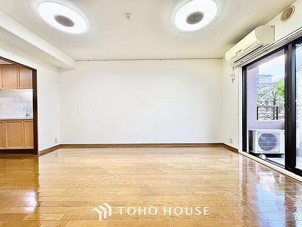◆木漏れ日◆の様な採光が優しく足元を照らし、心地いい暮らしの道しるべを写し出す。この空間で過ごす家族との語らいの時間がとても素敵で幸せを感じるかもしれない。