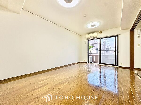 ◆間接照明◆オレンジ色の光が僕達を大人な気分にさせる。静かで優しく語りかけるその光は、今日の終わりを告げてくれ、でも明日にはいい事が必ず来るよ。そんな囁きが聞こえてくる