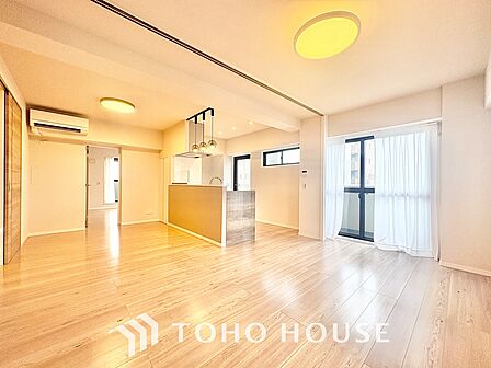 叶えたかったのは落ち着きのあるナチュラルな風合い、そして開放感があるリビング。優雅な気分に浸れる幸せな時間を家族が自然と集まりたくなるこの空間で。