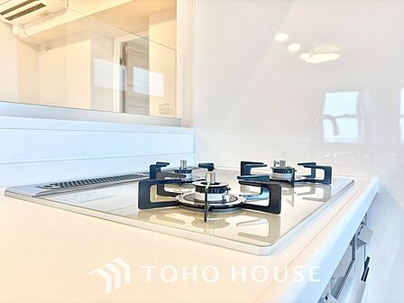広々としたキッチンのシンクは、料理の準備と片付けを楽にし、使いやすさを最大限に引き立てます。