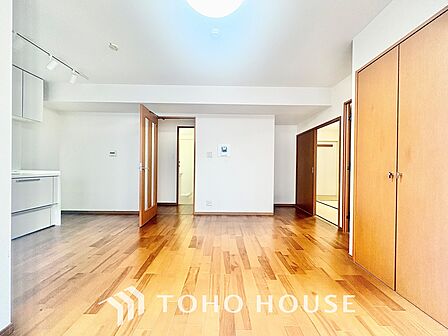 ここはみんなが集い、食事と楽しい会話が始まる場所。話に夢中になりすぎて、ついつい時を忘れ、夜半過ぎになってしまう。そんな束の間の幸せを感じさせてくれます。