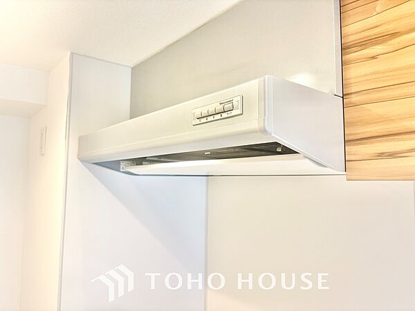 ◆キッチン◆美味しい料理を作りたくなるような気持にさせてくれる、腕を振るえる自慢のスペース。見上げると柔らかなダウンライトが包み込み、彩りを添えます。艶と光沢のある居心地の良いわが家のキッチン。