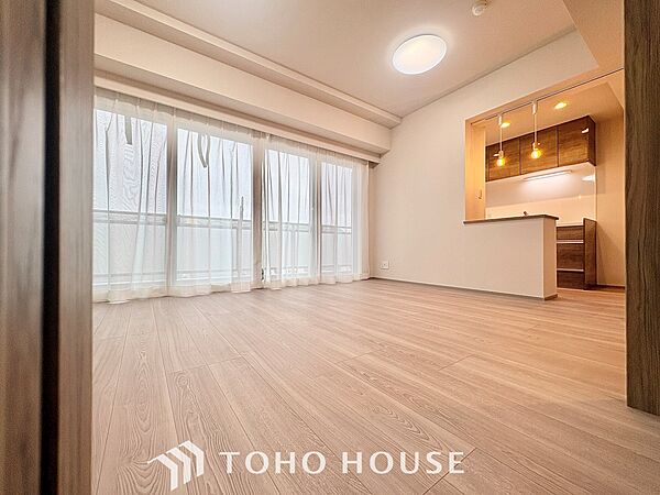 【LIVING】◆眩い◆光が燦々と入り、家族の笑顔を照らす。「いつまでも続いて」と願う夢のような毎日がここにある