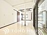 室内：【リビング】明るい陽光が差し込み、毎日の暮らしをやさしく包み込む。