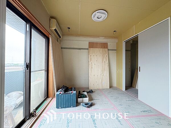 【Living room】◆リビング◆家族への思いを抱きながら、平和に過ごす悠久の時。あたかかく感じるのは、日当たりだけではない。広く和やかに暮らせる空間と、家族の存在を噛みしめて。