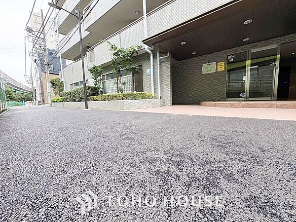 【Wash basin】十分な大きさの洗面台は収納もさる事ながら、身だしなみチェックや歯磨きなど、朝の慌ただしい時間でもホテルライクなスペースで余裕とゆとりを感じて頂けます。