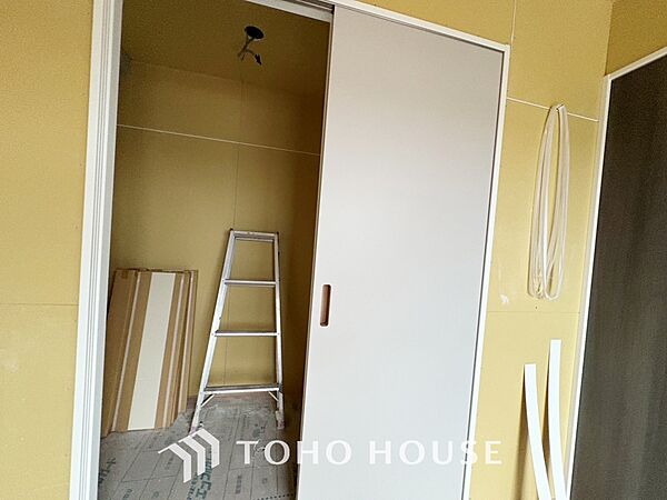 【Shoes in closet】靴を美しく収納できて、マジックのように玄関がすっきりします。ベビーカー、ゴルフ道具、アウトドア用品など、外で使用するアイテムを玄関ドアの近くに収納できます。