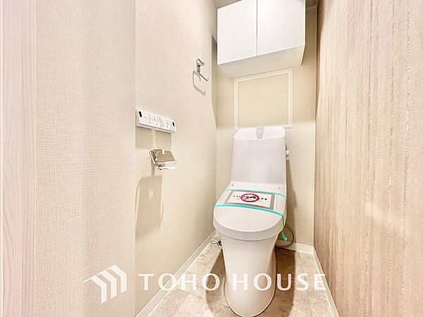 【RESTROOM】ホワイト調のクロスと温もり溢れるモダンカラーの床材が見事に調和した本邸宅は、毎日の生活を少しでも快適に過ごして頂ける様に落ち着いた雰囲気作りから行っています。