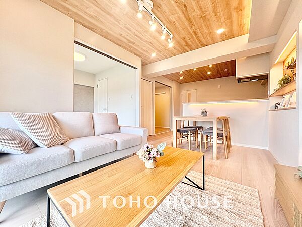 【LIVING】◆眩い◆光が燦々と入り、家族の笑顔を照らす。「いつまでも続いて」と願う夢のような毎日がここにある。