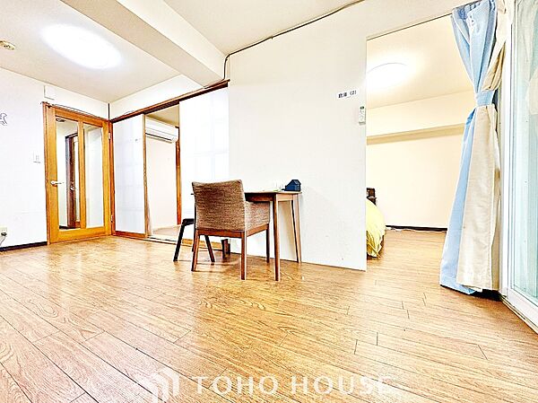 【リビング】柔らかな陽光が静かに床をなぞる。何気ない時間さえ、美しく感じられる場所。