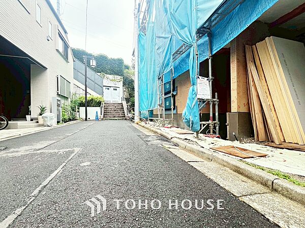 【FRONT ROAD】◆閑静な街◆にそびえ立つ。風が緑を揺らし心癒される住まい。