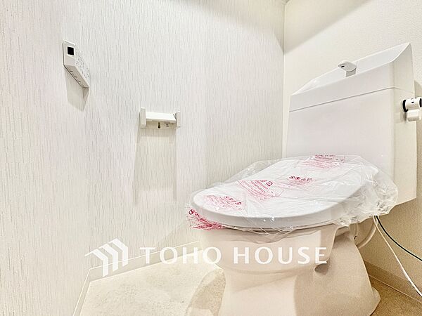 ◆トイレ◆トイレも全て新品に交換されており、清々しく新生活を始めることができます。白基調の清潔感のある空間に生まれ変わりました。