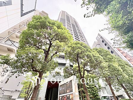地上32階建の存在感あるタワーレジデンス。都心「新宿」を生活圏に、利便性と上質な暮らしを叶えるランドマークです。