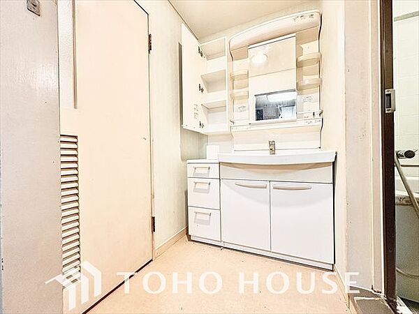 気持ちの良い朝をつくりだし、夕方には笑顔を取り戻させてくれるミラー。パウダールームはいつでも本来の自分を取り戻せる空間。明るく仕上げてあります。