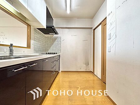 ◆愛育◆キッチンは家族の絆を育む大切な空間。シンプルで使い易いSystemKitchenで愉しく作る料理は愛情のある美味しいご馳走に。家族で使える広々としたダイニングキッチンです。