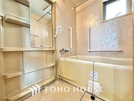 【浴室】《一日の疲れを落としてくれる場所は、落ち着く場所でなければならない》 高級感溢れるカラーと大きさ・柔らかな曲線で構成された半身浴も楽しめるバスタブが心地よさをもたらします。