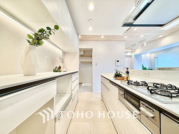 ◆今宵の食卓◆ダウンライトに反射するグラスを眺めながらワインを注ぐ。トクトクと心地いい音をさせながら、フランスの古城を思わせる薫りがたちこめ、とても幸せな時を過ごせる。