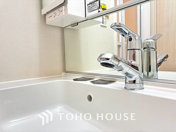 気持ちの良い朝をつくりだし、夕方には笑顔を取り戻させてくれるミラー。パウダールームはいつでも本来の自分を取り戻せる空間。明るく仕上げてあります。