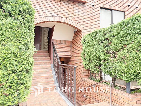 【ENTRANCE】◆家族◆家で家族と過ごす時間は限られている。帰りを待つ家族の元へと急ぐときの弾む思い。そんな思いを引き立てる邸宅。