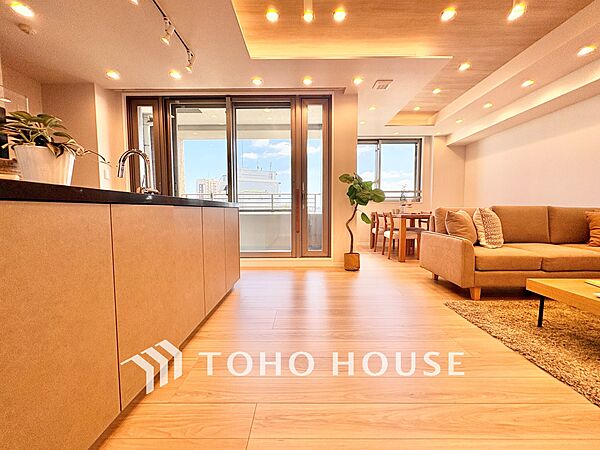 ◆窓を開けると◆冷涼な風、そよぐリビング。だんらんの場所はここから始まり、ここで終わる。家族の笑顔が集う素敵な場所だから、こだわり抜いた思いが詰まっているのだと思う。
