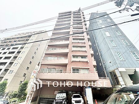 淡いブラウン調のタイル貼りが落ち着いた気品を漂わせる高層マンション。洗練されたデザインが、都会的でスマートなライフスタイルを予感させます。