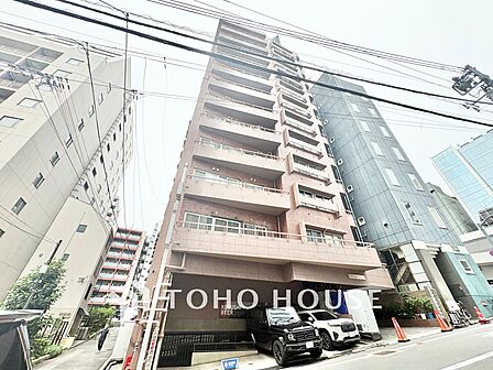 淡いブラウン調のタイル貼りが落ち着いた気品を漂わせる高層マンション。洗練されたデザインが、都会的でスマートなライフスタイルを予感させます。