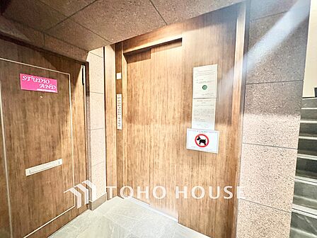 共用廊下やエレベーター扉には上質な木目調のデザインが採用されており、落ち着いた雰囲気を演出。日々の移動もスムーズで快適です。