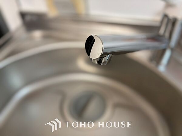 キッチンは家族の絆を育む大切な空間。シンプルで使い易いシステムキッチンで愉しく作る料理は愛情のある美味しいご馳走に。家族で使えるダイニングキッチンです。