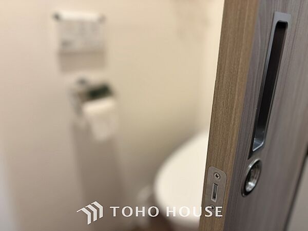 清潔感あるホワイト調のクロスと温もり溢れるモダンカラーの床材が見事に調和した本邸宅は、毎日の生活を少しでも快適に過ごして頂ける様に落ち着いた雰囲気作りから行っています。