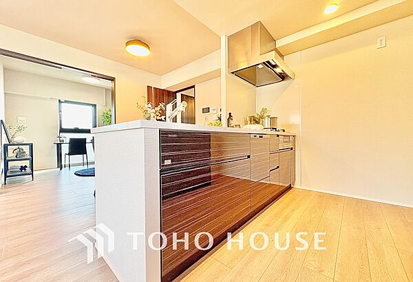 ◆愛育◆キッチンは家族の絆を育む大切な空間。シンプルで使い易いSystemKitchenで愉しく作る料理は愛情のある美味しいご馳走に。家族で使える広々としたダイニングキッチンです。