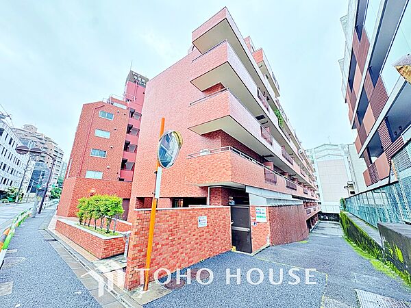 ほんの少しのこだわり。ちょっとした色使いがその家がもつ雰囲気、趣（おもむき）を携え、暮らす家族や訪ねてくる友人・知人に新鮮な香りを運んできます。
