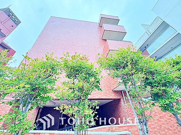ほんの少しのこだわり。ちょっとした色使いがその家がもつ雰囲気、趣（おもむき）を携え、暮らす家族や訪ねてくる友人・知人に新鮮な香りを運んできます。