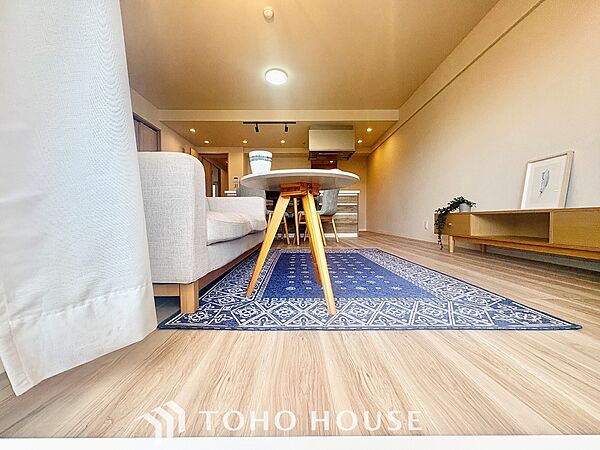 【LIVING】※生成AIによるイメージです。家具・小物は販売価格に含まれません。◆Sunshine◆光が燦々と入り、いるだけで気持ちいい。開放的でゆとりあるお部屋です。