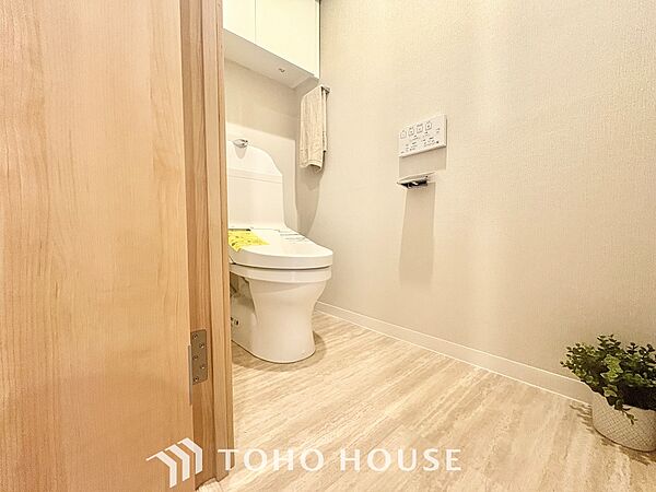 舞い込んでくる風が優しく躍り、室内に爽やかな空気を運んでくる。