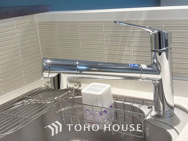 【Kitchen】美しく使いやすいキッチンは油汚れが簡単に拭き取れる素材で加工されており、浄水器シャワーから流す水の音を軽減する静かなシンクを採用。見えないところにさり気ない配慮が嬉しい