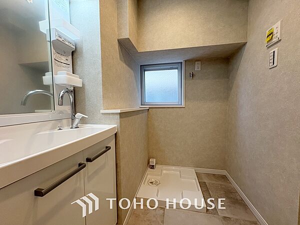 【Wash basin】十分な大きさの洗面台は収納もさる事ながら、身だしなみチェックや歯磨きなど、朝の慌ただしい時間でもホテルライクなスペースで余裕とゆとりを感じて頂けます。