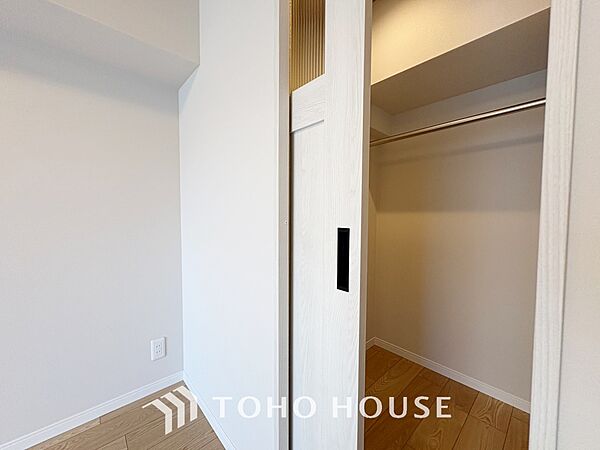 【closet】奥行きのあるクローゼットを採用。衣装ケースや、掃除機といった電化製品まで多くの物を収納できるようなつくりになっております。是非一度、ご自身の目でお確かめ下さい。