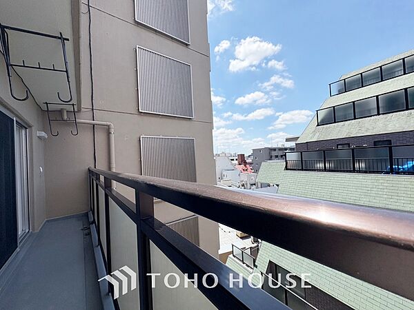 【Blue sky terrace】見上げると、空。時間を忘れ大空を見上げるなんて、いつぶりだろうか。こんなにも広く美しい情景がこの頭上にあったなんて。時間を忘れ、時を知る。