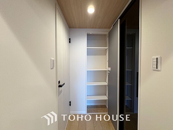 【Ease】家族個々の安らぎの空間。プライベートなBedRoomは暮らす方の感性で造り上げたいもの。誰もが好みで飾れるシンプルな室内に仕上げてあります。