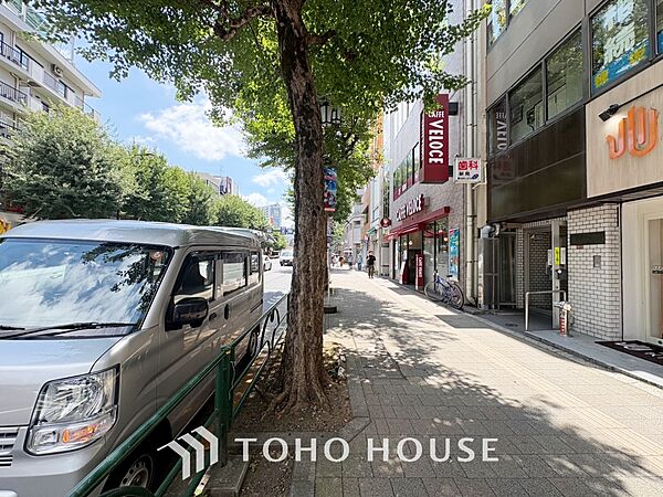 【By the window】◆窓辺◆窓を開けベランダに出ると当所なく広がる街と空のスクリーン。風が凪ぎ一時停止する目の前の画面