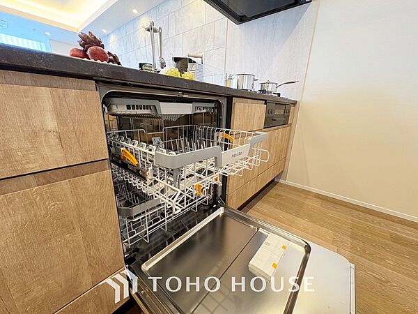 【Kitchen】美しく使いやすいキッチンは油汚れが簡単に拭き取れる素材で加工されており、浄水器シャワーから流す水の音を軽減する静かなシンクを採用。見えないところにさり気ない配慮が嬉しい
